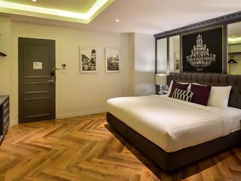 Villa De Khaosan guest room with chandelier artwork