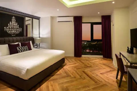 Villa De Khaosan guest room with city sunset view