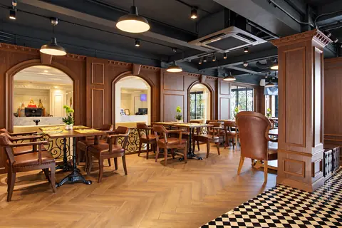 Restaurant dining room beside the lobby
